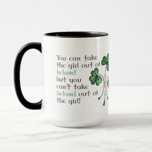 Caneca irlandesa da campainha da menina dos trevos