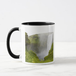 Caneca Islândia. A cachoeira Skogarfoss cai sobre uma