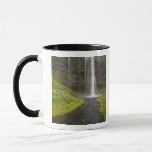 Caneca Islândia. Pessoas na trilha atrás de Seljalandsfos
