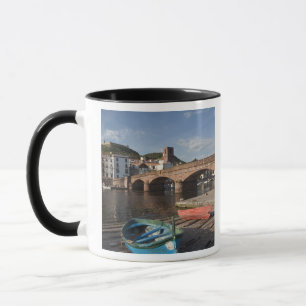 Caneca Itália, Sardenha, Bosa. Vista da cidade ao longo d