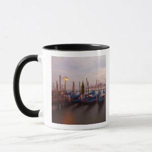 Caneca Itália, Veneza. Gôndolas ancoradas ao crepúsculo.