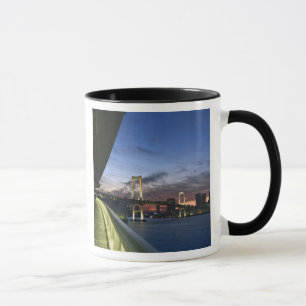 Caneca Japão. Tóquio. Ponte Rainbow na Baía de Tóquio