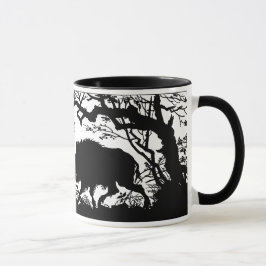 Caneca Javali que enraíza em uma floresta - silhueta