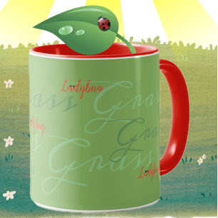 Caneca Joaninhas na fonte de arte grama verde vermelho fo