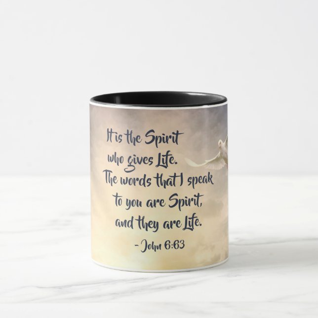 Caneca John 6:63 É o Espírito que dá a Bíblia da Vida (Centro)