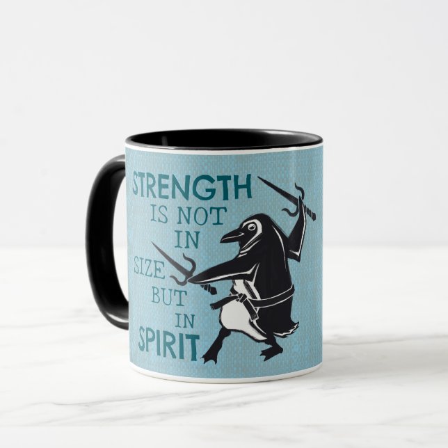 Caneca Karate Penguin Segurando Motivação Azul Sai (Frente Esquerda)