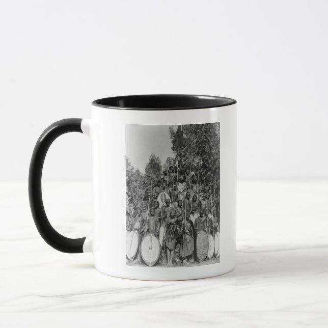 Caneca Kavirondos com lanças e escudos (Esquerda)