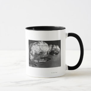 Caneca Kayaker que veste a jaqueta impermeável com barco