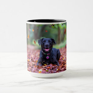 Caneca Labrador Negro Em Folhas De outono