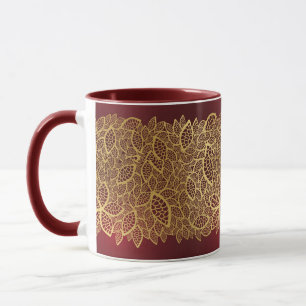 Caneca Laço dourado da folha no fundo vermelho