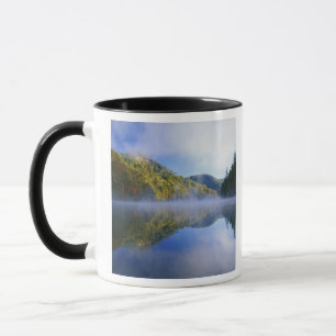 Caneca Lago Millcreek e cores de outono ao nascer do sol,