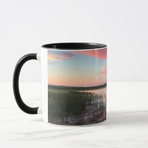 Caneca Lagoa da Pradaria Reflete Nuvens Brilhantes do Nas