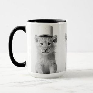 Caneca Leãozinho Engraçado Vestindo Chapéu de Papel Higiê