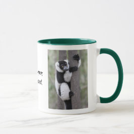 Caneca Lemur preto e branco de Ruffed na árvore