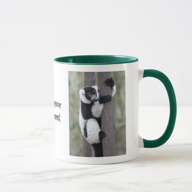 Caneca Lemur preto e branco de Ruffed na árvore (Direita)