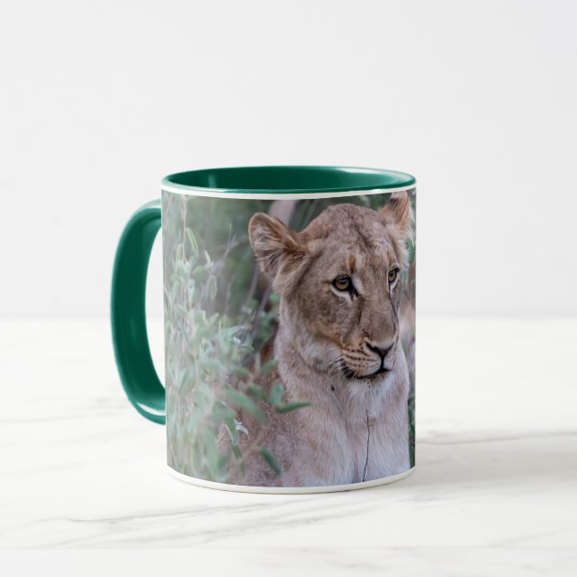Caneca Leoa Tranquila – Arte sobre Vida Selvagem (Frente Esquerda)
