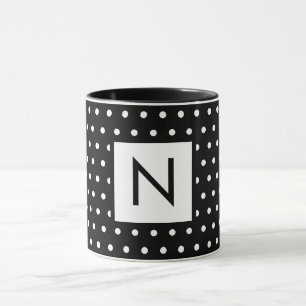 Caneca Letra inicial Bolinhas pretas brancas