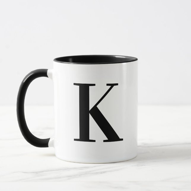 Caneca Letra K de Monograma Preto Moderno Personalizado (Esquerda)