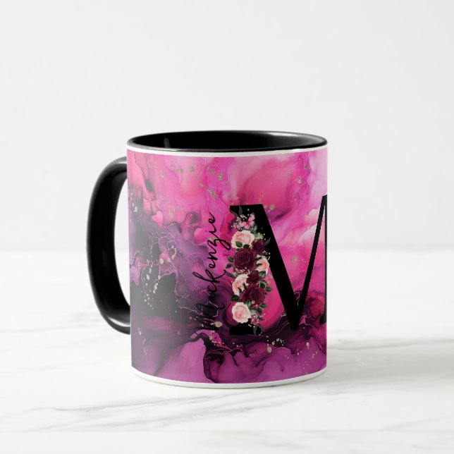 Caneca Letra M, em forma de Mármaco, rosa e roxa, em form (Frente Esquerda)