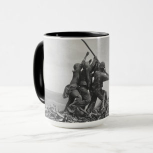 Caneca Levantando a bandeira em Iwo Jima