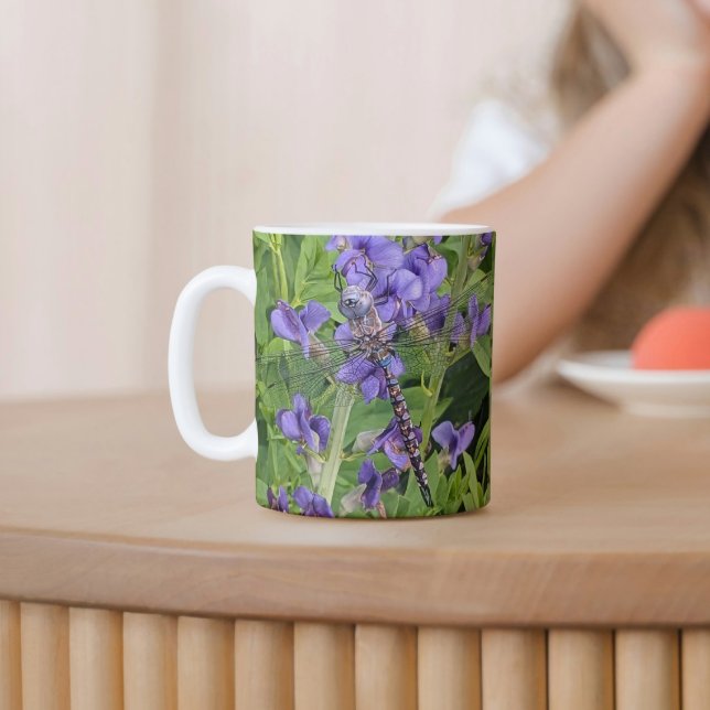 Caneca Libélula Darner de Olhos Azuis em Flores Roxas (In Situ Table)