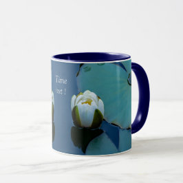 Caneca Lily de água branca na lagoa - bem-estar