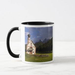 Caneca Linda igreja isolada de solitários chamada Rainui