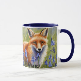 Caneca Linda Raposa no campo de Bluebell