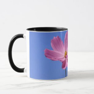 Caneca lindas flores cor-de-rosa abraçando um céu azul cl