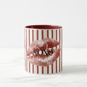 Caneca Listras de Corações Vermelhos XOXO Beijos Lábios