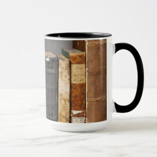 Caneca Livros antigos sobre prateleira de café