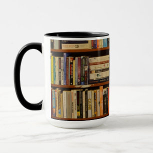 Caneca Livros na biblioteca
