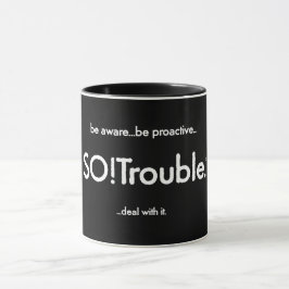 Caneca Logotipo e slogan da SO!Trouble em preto