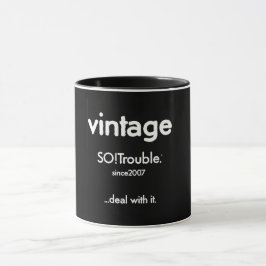 Caneca logotipo vintage SO!Trouble e linha de tag em pret