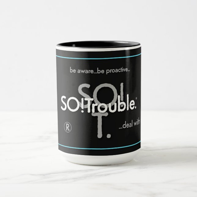Caneca Logotipos e slogans SO!Trouble (Centro)