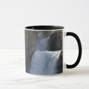 Caneca Luz solar em cachoeiras no lado de uma montanha