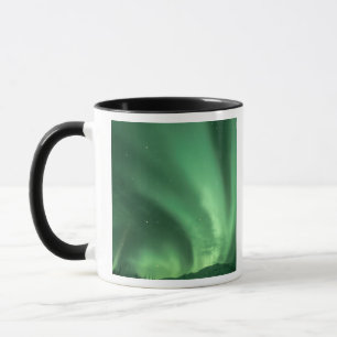 Caneca luzes do norte, aurora boreal, sobre as colinas