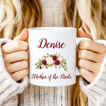 Caneca Mãe da Noiva Marsala Casamento Floral Rosa<br><div class="desc">Esta adorável caneca de café de marsala rustica e buquê rosa pode ser personalizada com o nome da mãe da noiva em letras elegantes de marsala. Você pode encontrar itens de casamento na nossa coleção Boho Rustic Marsala e Pink Floral.</div>