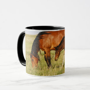 Caneca Mãe de cavalo selvagem e potro pastando
