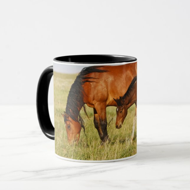 Caneca Mãe de cavalo selvagem e potro pastando (Frente Esquerda)