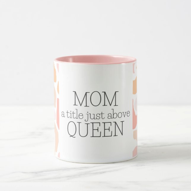 Caneca Mãe, um título logo acima da Rainha (Centro)