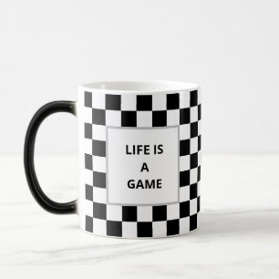 Caneca Mágica A Vida é um Jogo Texto em Xadrez Preto e Branco
