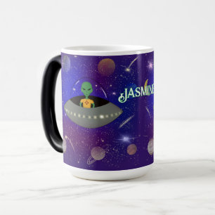 Caneca Mágica Alienígena em espaçonave Vestindo camiseta do Novo