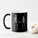 Caneca Mágica Até a morte nos separe da mug de esqueleto<br><div class="desc">Esta caneca de inspiração gótica é acentuada com o ditado,  até a morte nos separarmos e dois esqueletos de mãos dadas,  fazer-a um favor ou presente de casamento excelente para o casal feliz tendo um gótico,  Halloween ou Dia do Casamento Morto.</div>