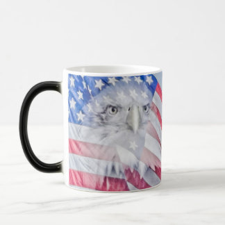 Caneca Mágica Bald Eagle e a bandeira americana