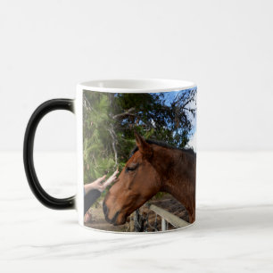 Caneca Mágica "Bonito toque: unindo-se a um Cavalo Marrom gentil