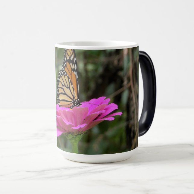 Caneca Mágica Borboleta Monarca numa Flor Zinina Rosa Bonito (Frente Esquerda)
