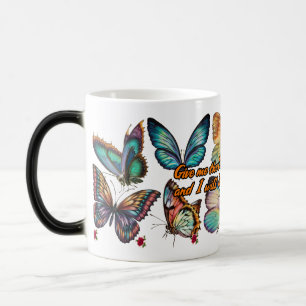 Caneca Mágica Borboletas coloridas dançando ao redor de uma Poes
