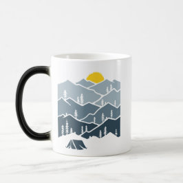 Caneca Mágica Campo de tendas nas florestas de montanha