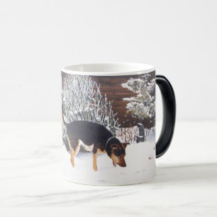 Caneca Mágica Cena da neve do inverno com o cão preto e tan